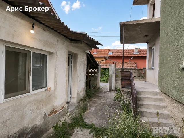 Просторна триетажна къща с голям двор и панорамна гледка към Рила – с. Червен брег, снимка 8 - Къщи - 55478382