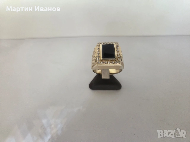 Златен мъжки пръстен с черен оникс