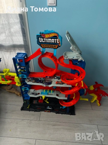 Мега гараж на Hot wheels с дракон + колички, снимка 2 - Коли, камиони, мотори, писти - 54016749