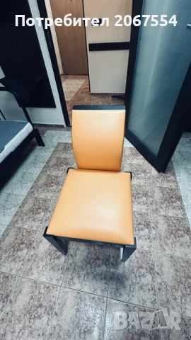 Почти съвсем нови 4 бр тапицирани, кожени оранжеви стола, снимка 2 - Столове - 54046780