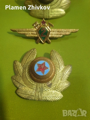 Българска Народна Армия БНА Пилот механик втори клас Нагръден знак и две кокарди , снимка 3 - Антикварни и старинни предмети - 54960319