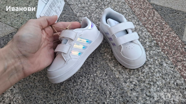 Чисто нови маратонки на Адидас за момиче, 22 номер