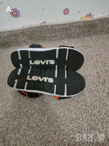 Продавам детски сандали Levi's 