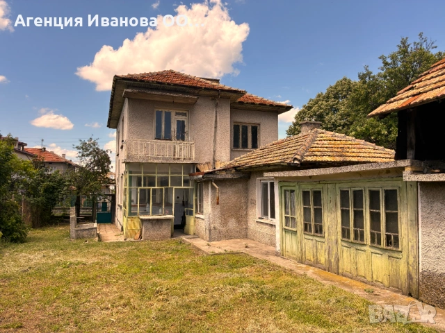   Къща с три жилищни части, гараж и двор – гр. Попово