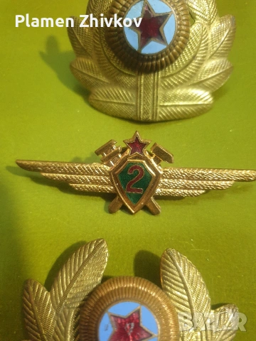 Българска Народна Армия БНА Пилот механик втори клас Нагръден знак и две кокарди , снимка 4 - Антикварни и старинни предмети - 54960319