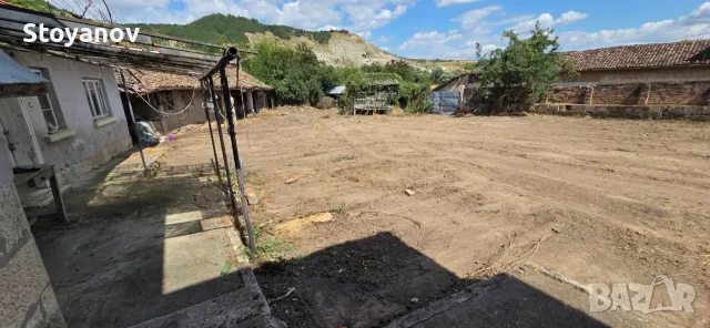 Къща с жилищна пристройка, равен двор и стопански постройки в с. Острица, снимка 8 - Къщи - 55393223