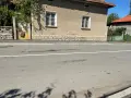 Къща на топ локация в Угърчин, снимка 1