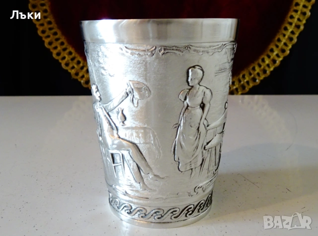 Калаена чаша за вино с романтична сцена от любовна песен.