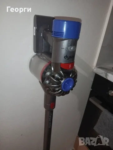 Много добра прахосмукачка Dyson V8 с нова батерия и аксесоари, снимка 2 - Прахосмукачки - 55414300