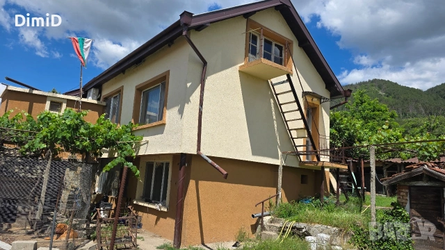 Продавам масивна къща