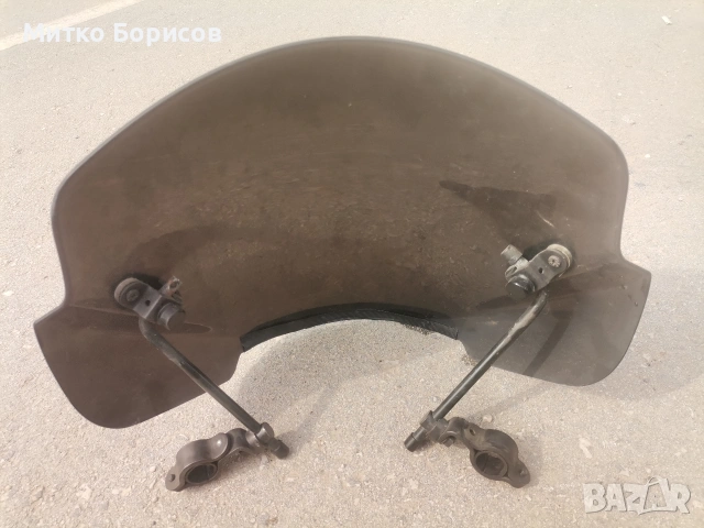 Спойлер за мотор със захватите 