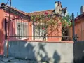 Продава се напълно обзаведена самостоятелна къща с двор в района на Зеленчукова борса, гр. Варна, снимка 1