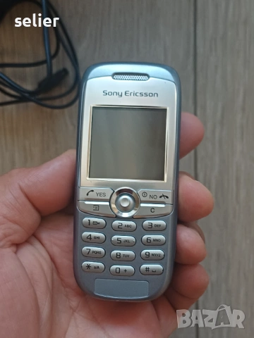 Това е класически мобилен телефон Sony Ericsson J210i в сребрист цвят. Моделът разполага с малък цве, снимка 3 - Sony Ericsson - 54817139