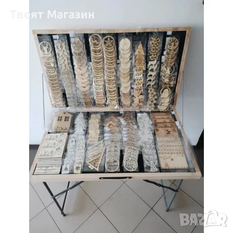 Маса с коледни сувенири