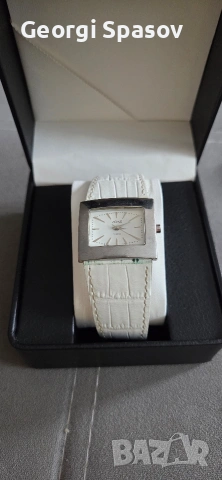 Дамски кварцов часовник с бяла каишка, снимка 1 - Дамски - 54202952