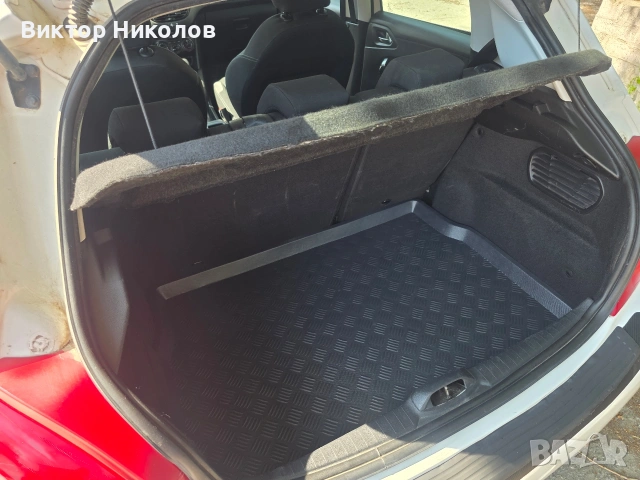 Peugeot 208 , 2014г. Газ / Бензин 1.4i Климатик, снимка 11 - Автомобили и джипове - 54798149
