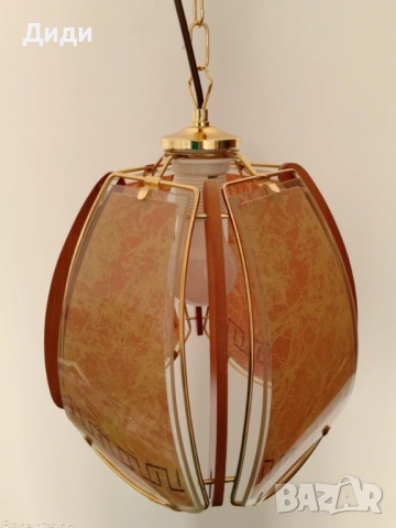 Красив единичен полилей.Стъкло и месинг.Мека,дифузна светлина.