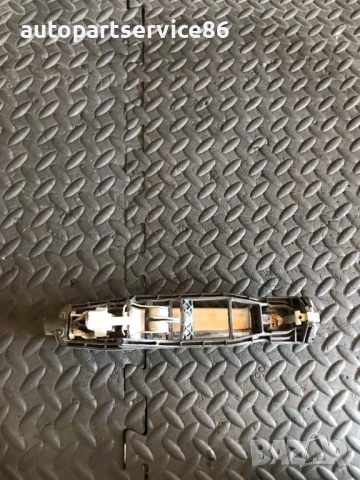 Външна дръжка за задна дясна врата сребриста за Mercedes E Class, W210 (2001) , снимка 2 - Части - 54055194