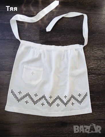 Бяла детска престилка с бродерия 