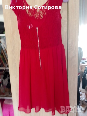 Продавам червена рокля, размер Цветът е наситено червен, точно като на снимките. Роклята .