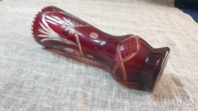Ваза от червен кристал -Бохемия, снимка 4 - Антикварни и старинни предмети - 54088541