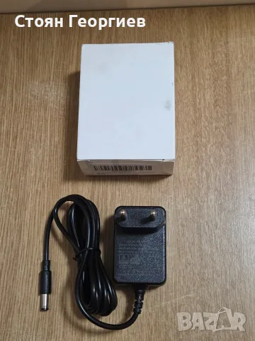 АС/DC адаптер модел GFDQ3L-0901000G. Той осигурява изходно напрежение 9.0V при ток 1.0A
