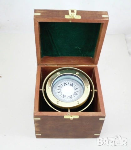 Корабен компас изработен от месинг в дървена кутия 