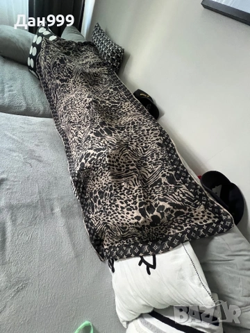 Оригинален дамски шал тип ( stole ) на Louis Vuitton, снимка 6 - Други - 54918284