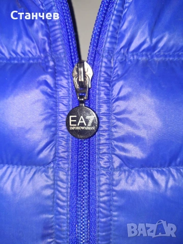Олекотен мъжки елек EA7 Emporio Armani в кралско син цвят размерS/M като нов, снимка 4 - Якета - 54963902