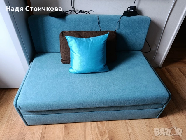 Продавам малък разтегателен диван 