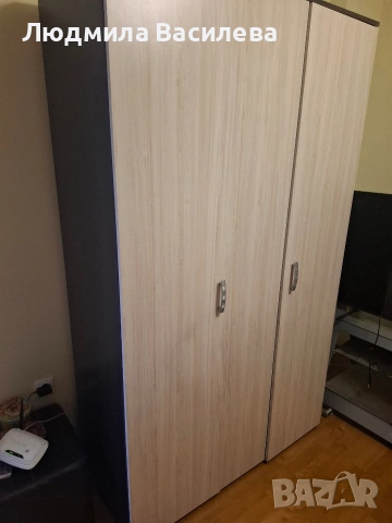 Продавам двукрилен гардероб.