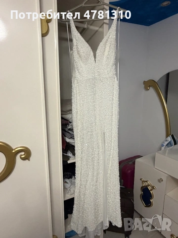 Роклята е в отлично състояние обличана за 3 часа разделям се с нея защото няма къде да я облека