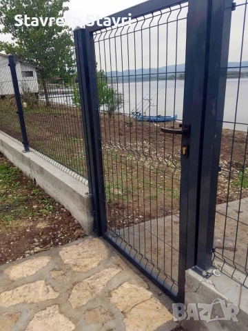 Ограда с циментови колове метален профил пана оградна мрежа врати