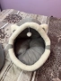 Легло за котки и кучета с висяща топка за игра ./ Аксесоари за домашни любимци, снимка 1