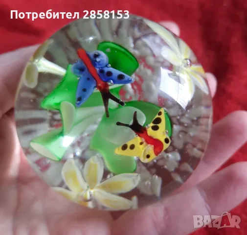 Стъклено преспапие с две пеперуди и цветя, снимка 2 - Антикварни и старинни предмети - 55503833
