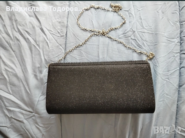 Елегантна черна вечерна чанта тип клъч със златист акцент