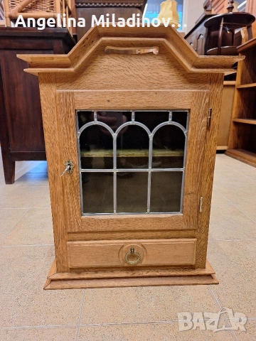 Винтидж витринка за стена 