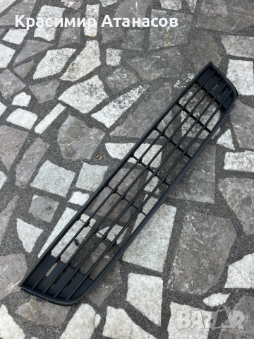 1T0853677C. Решетка предна броня средна за Vw Туран. 2011-2015г