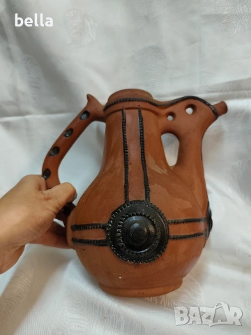 Ръчно изработена кана от червена неглазирана керамика