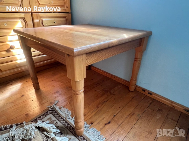 Масивна дървена маса от естествено дърво