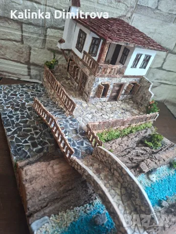 Уникален макет на къща край реката.