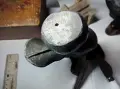 Стара МЕТАЛНА ФИГУРА КАЧУЛАТ ГЪЛЪБ за МАСТИЛНИЦА ПИСАЛИЩЕ, снимка 5