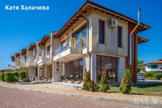 Предлагаме за продажба уютна и напълно обзаведена къща, разположена в престижния комплекс “Лайт Хаус