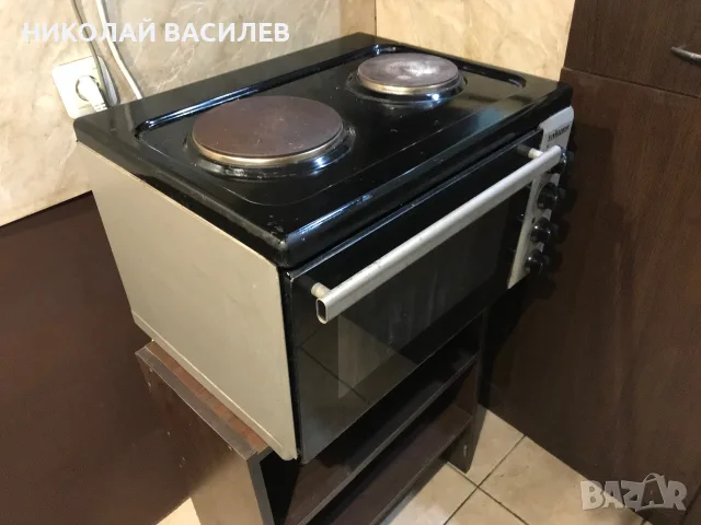Продавам  малка  печка  на  ток  с  2 котлона и фурна .