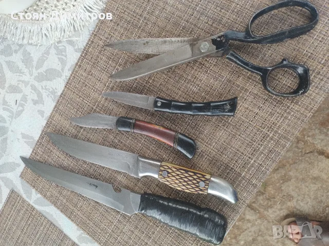 Два ножа стари здрави,две ножчета и шивашка ножица,,чилик,, стомана изработка красива на всички , снимка 6 - Антикварни и старинни предмети - 55616485
