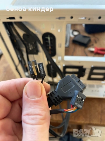 кутия Corsair 275R white, снимка 7 - Захранвания и кутии - 54310201