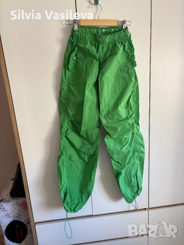 Зелен спортен панталон Bershka