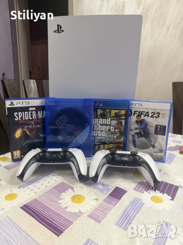 PlayStation 5 (PS5) конзола с 2 контролера и 4 игри (Spider-Man, FIFA 23, GTA V, Star Wars)
