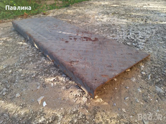 Стъпало от  черна-рифелова ламарина