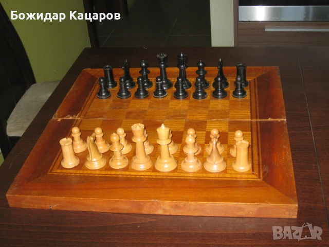  Стари шах и табла, с бакелитени пулове и фигури. Размер на дъската - 48/48 см. Цена - 47 евро. Пращ